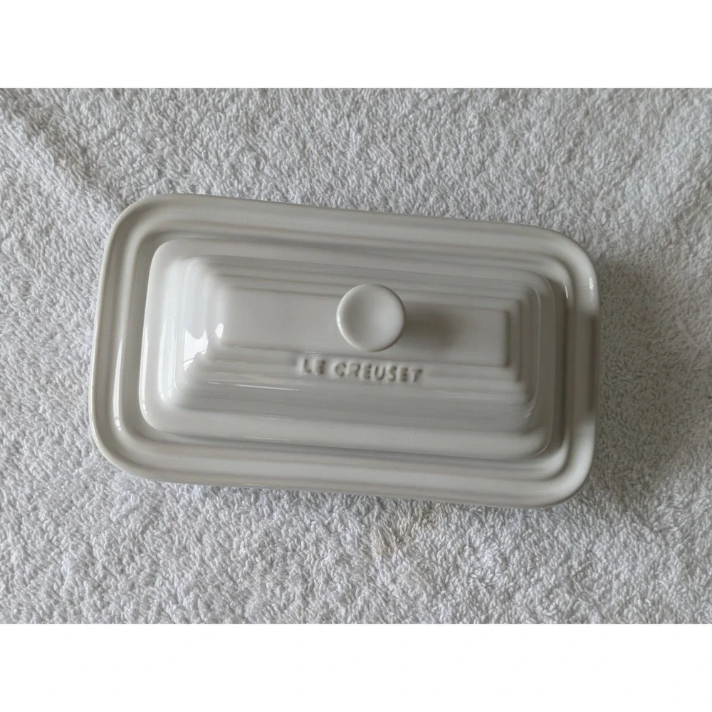 Le Creuset Stoneware 1/4 Lb Stick Butter Dish With Knob Lid Cotton White CHIP